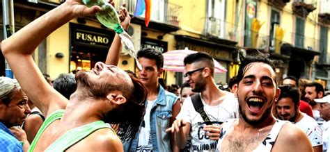 bakeca gay a napoli|LGBT a Napoli: locali, bar e piazze gay friendly in città